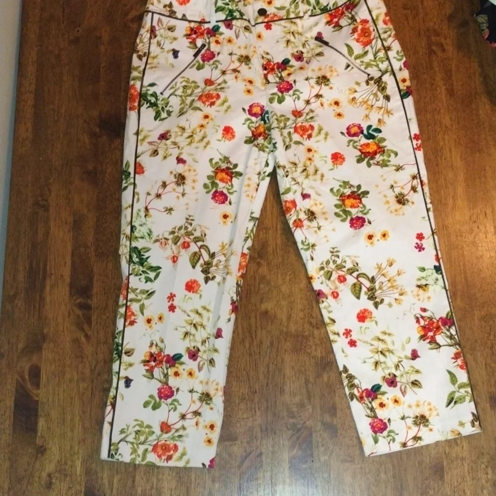 Disney White Floral Alice Through The Looking Glass Capri Pants 8 - Picture 1 of 5